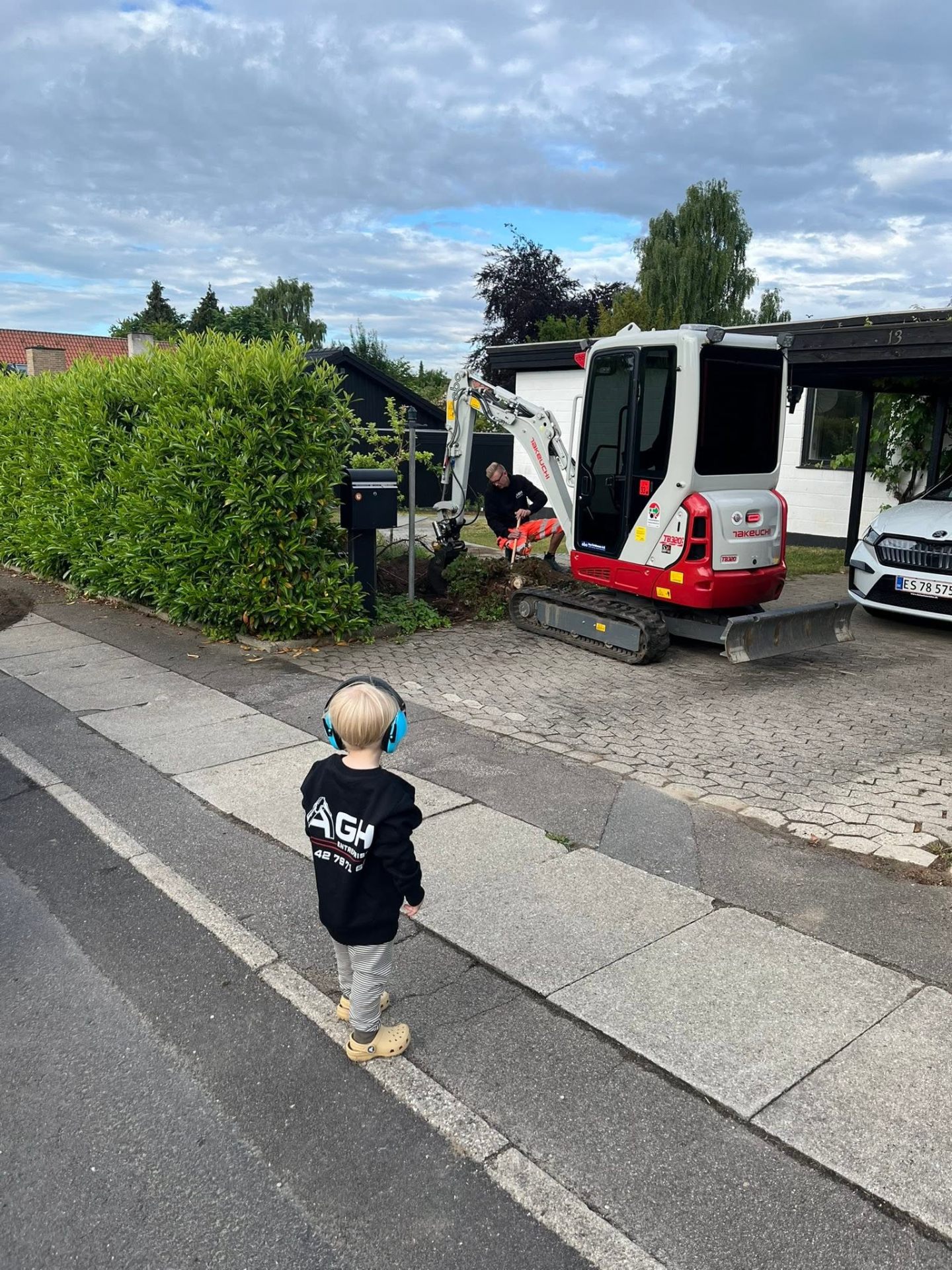 AGH Entreprise medarbejder på arbejde med minigraver